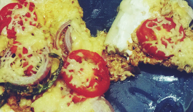 Cheese burst  pizza with minced chicken topping