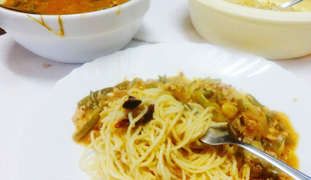 Soft noodles in mixed vegetables and minced chicken gravy