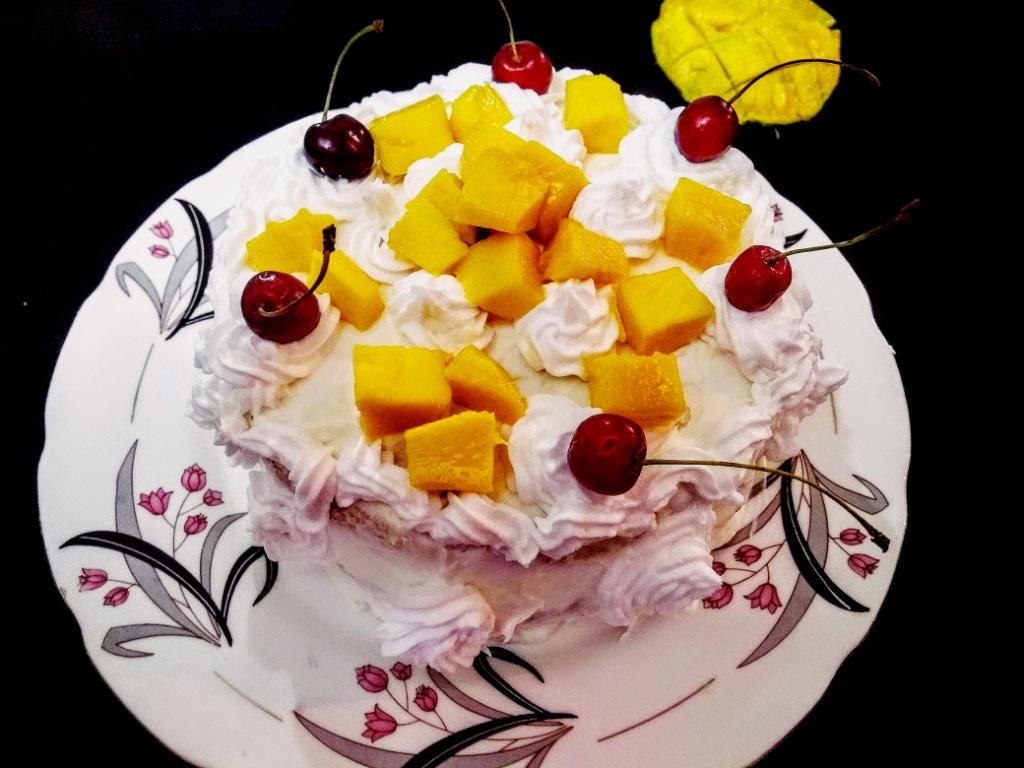 Fresh cream and Mango cake